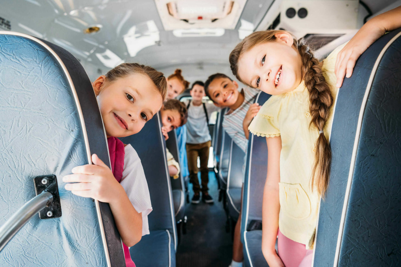 Дети в автобусе на экскурсии